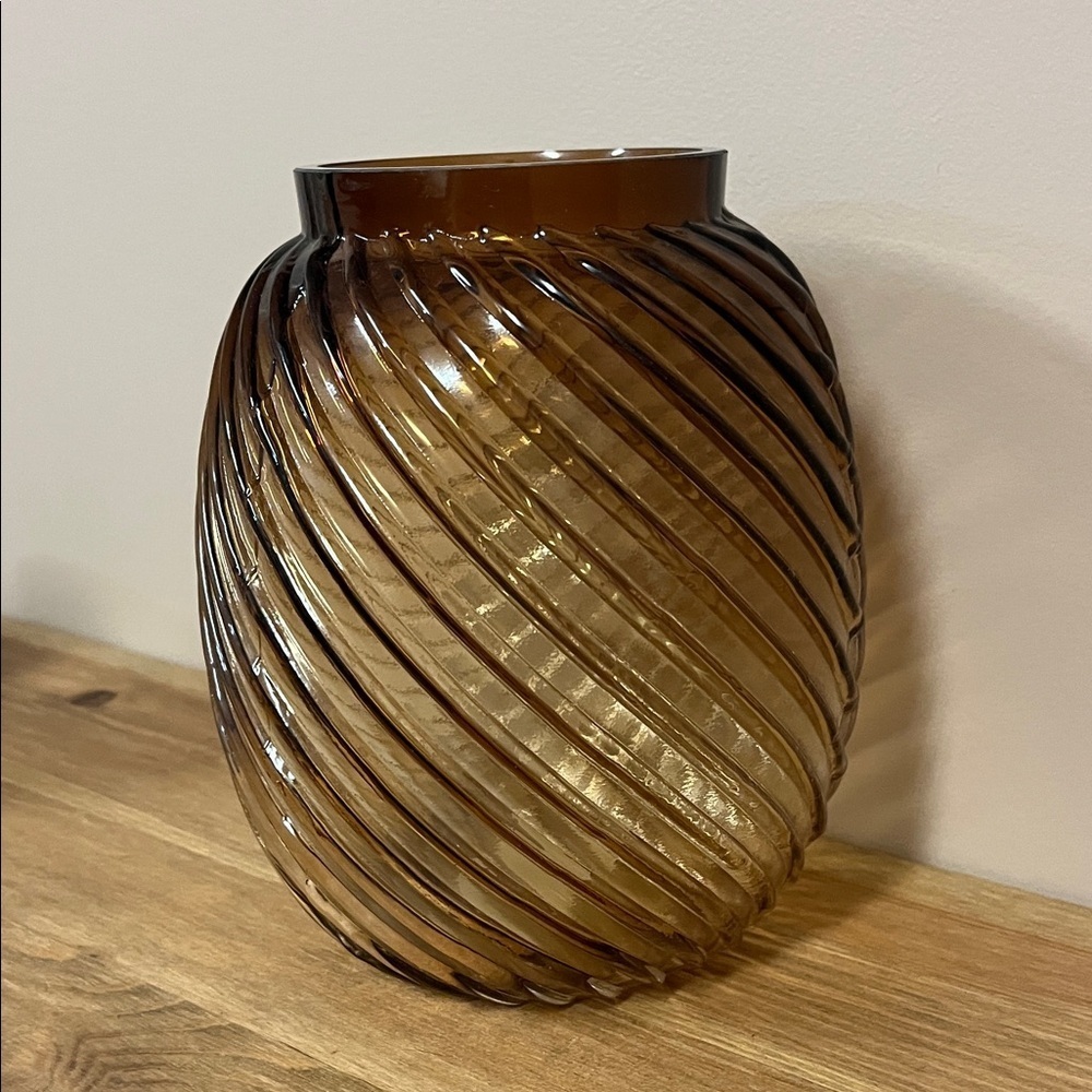 Elegant Brown Swirl Glass Vase - Picture 3 of 3